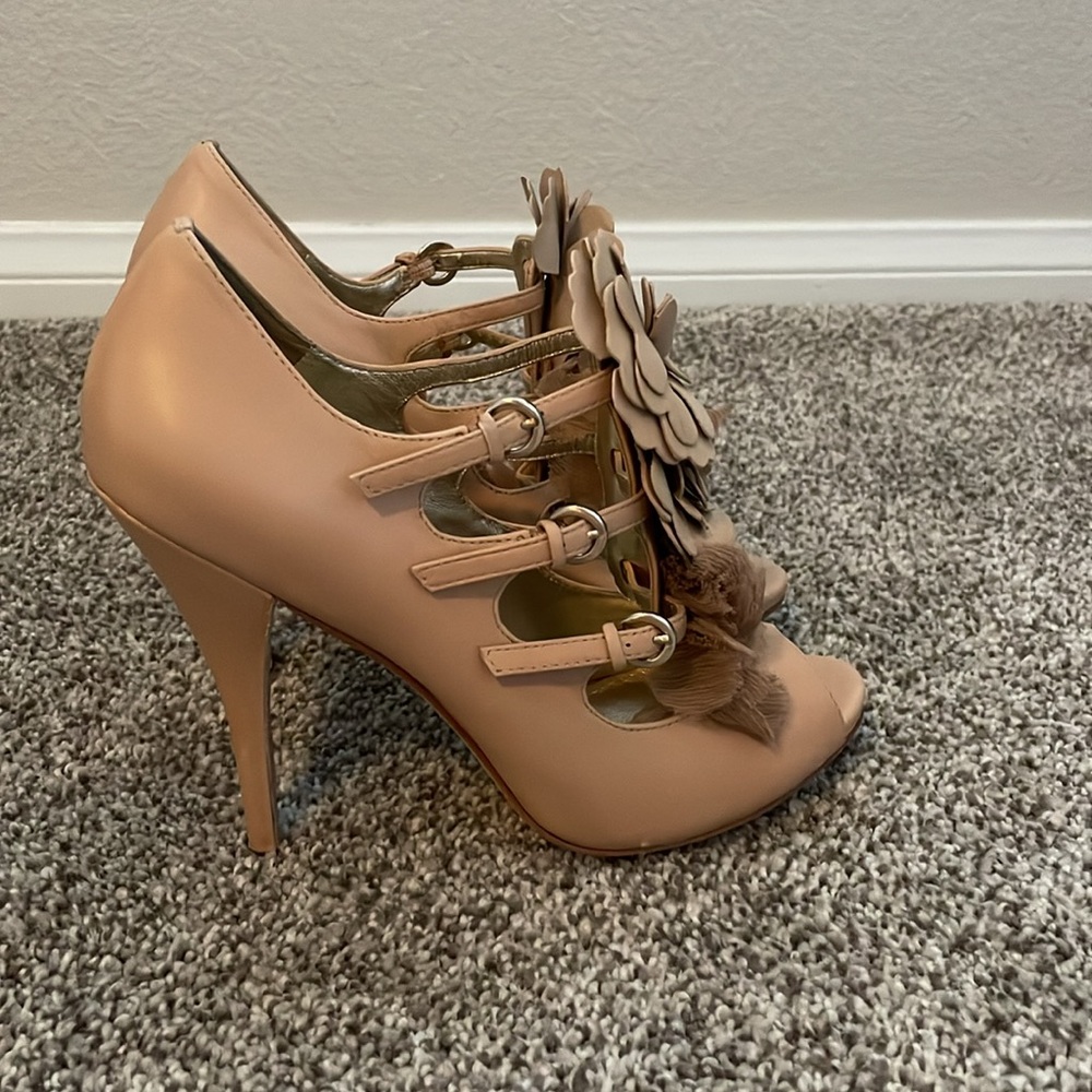 Nude Floral buckle heels - Picture 3 of 4